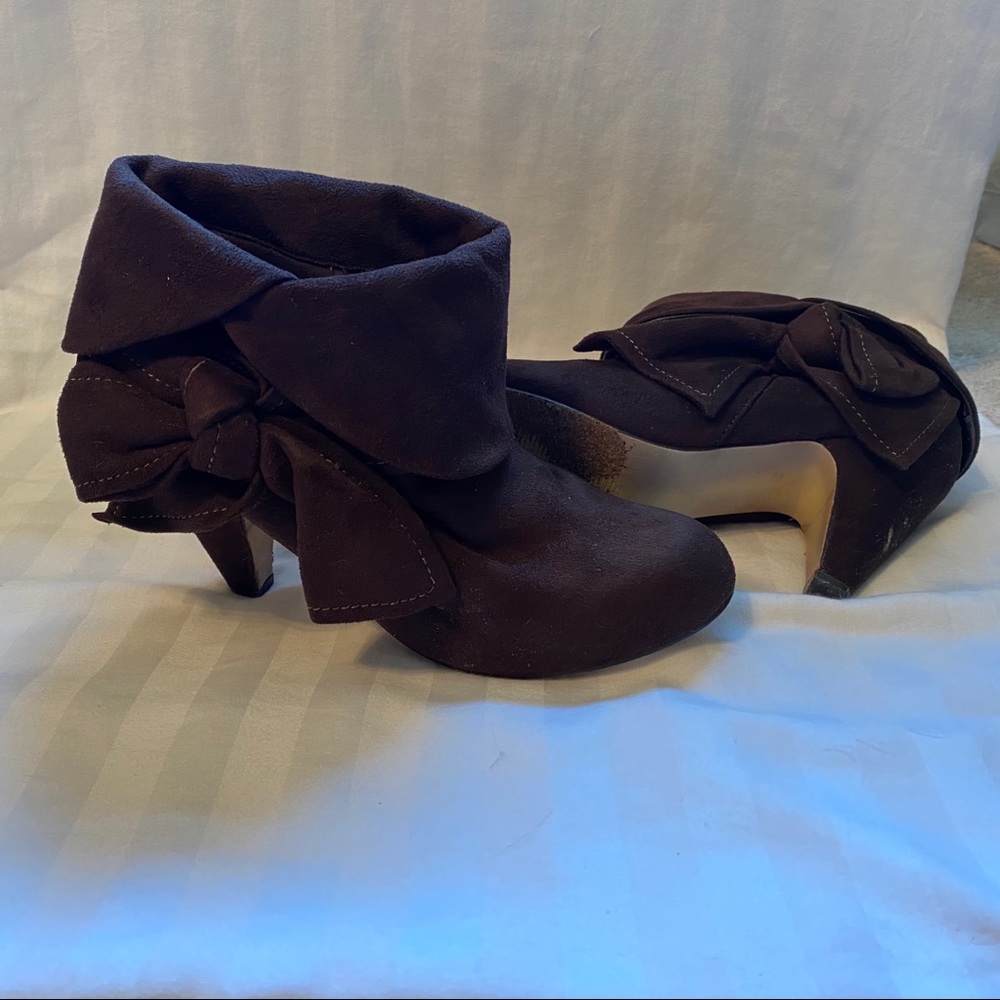Bow tie booties